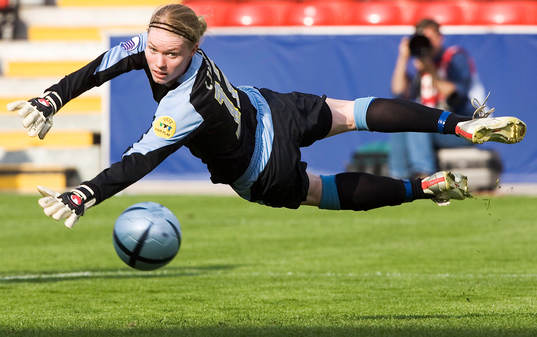 Sverige - Danmark. Hedvig Lindahl, målvakt Sverige gör en