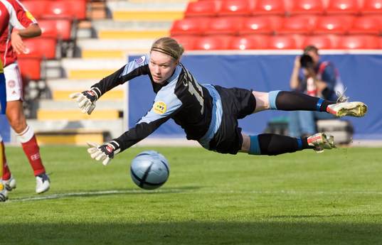 Sverige - Danmark. Hedvig Lindahl, målvakt Sverige gör en