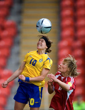 Sverige - Danmark: Hanna Ljungberg vinner nickduell mot