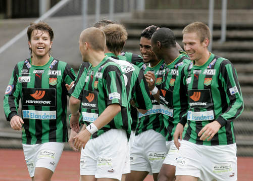 0-2, hjälten nr.24 i mitten grattas och hela GAIS jublar.