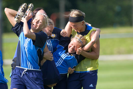 Fotboll, Dam, EM, Landslag, Finland, lagkompisarna bär