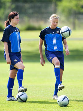 Träning, Laura Kalmari och Sanna Valkonen, till vänster