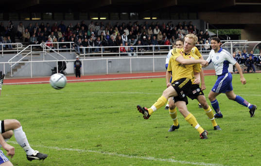 0-1 Niklas Fischer blir plötsligt helt fri