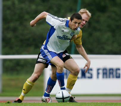 En Värnamo-spelare trycks i ryggen av Niclasd Fisher
