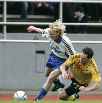 Johan Persson tacklas