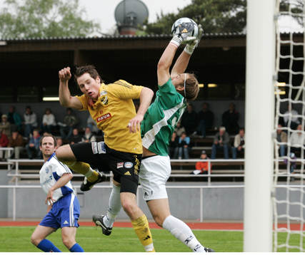 Johan Persson i duell mot Joakim Carlsson, målvakt,