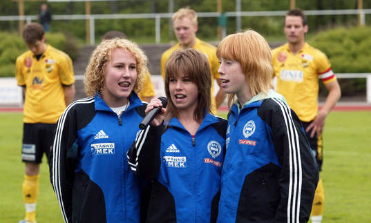 Nationaldagen firades före matchen med att tre tjejer
