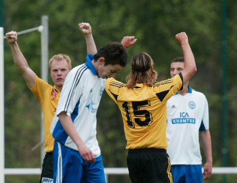 Niclas Fisher har gjort 0-1 och grattas av Peter Eriksson