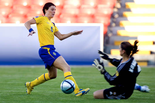 Malin Moström möter Finlands målvakt, Satu Kunnas