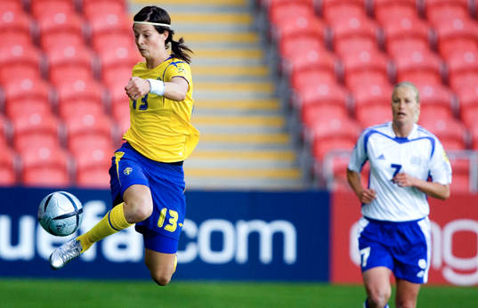 Lotta Schelin, Sverige, klackar framför Anna Mäkinen,