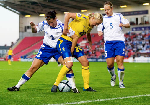 Josefine Öqvist kämpar mot Petra Vaelma och Tiina Salmén