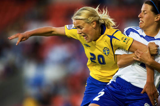 Josefine Öqvist stoppas upp av Petra Vaelma, finland