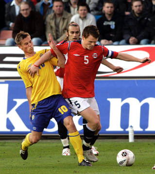 Markus Rosenberg, Sverige och John Arne Riise, Norge