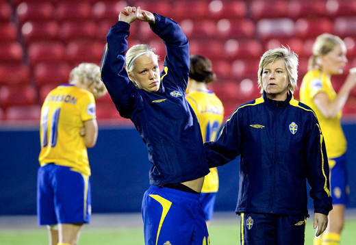 Caroline Seger och Marika Domanski Lyfors, tränare,