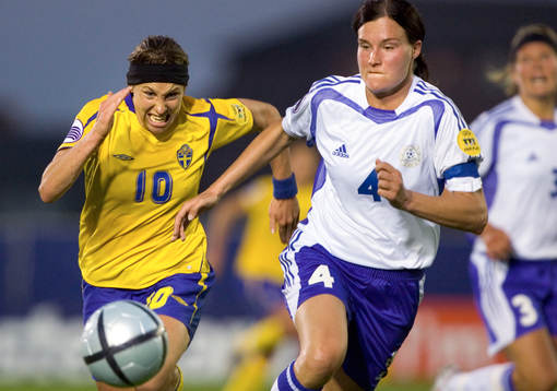 Hanna Ljungberg och Sanna Valkonen i kamp om bollen