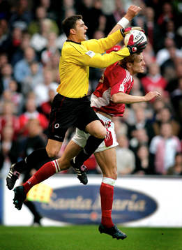 Sören Larsen, Danmark, och Ilion Lika, målvakt, Albanien