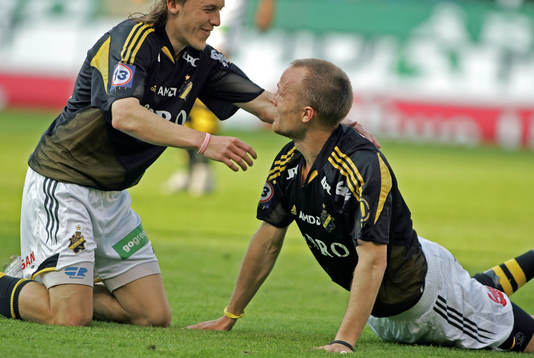 Mattias Moström gratulerar Nicklas Carlsson, AIK