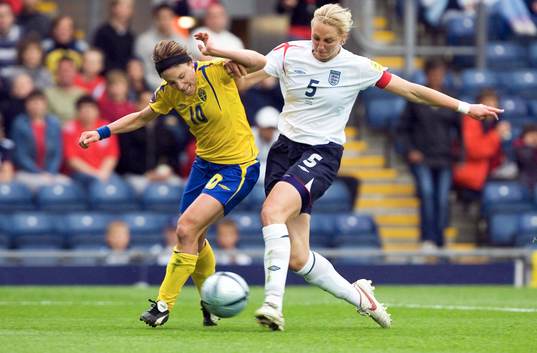 Hanna Ljungberg trycks iväg av Faye  White
