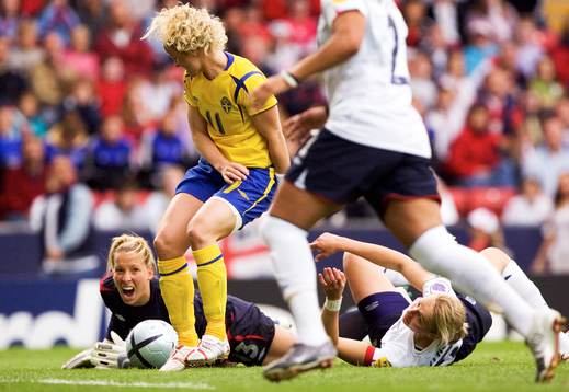Englands Rachel Brown och Faye White, golvade av Victoria