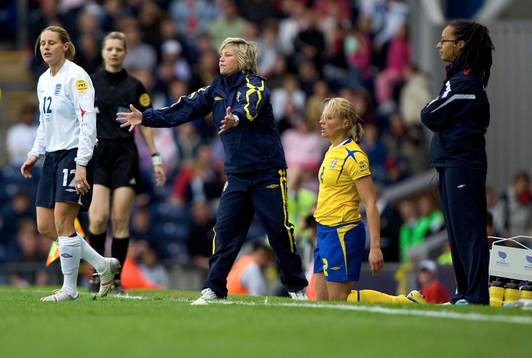 Kelly Smith upprör Marika Domanski Lyfors, Karolina
