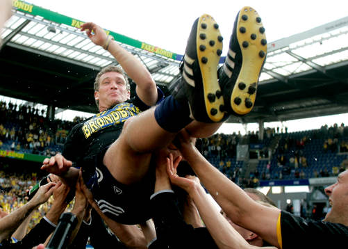 John "Faxe" Jensen, (andretränare) Bröndby, hissas, hyllas
