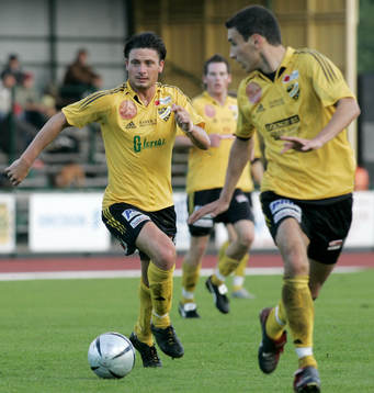 Daniel De Stefano spelar fram en löpande Robert Drwiega