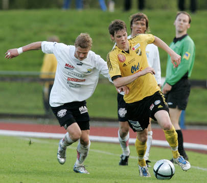 Peter Olsson springer ifrån Niklas Moberg