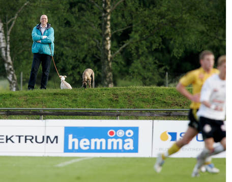 Stefan Olsson med hund och Spektrum reklamskylt