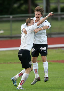 0-1, Niklas Moberg, som jublar, grattas av Emil Nilsson.