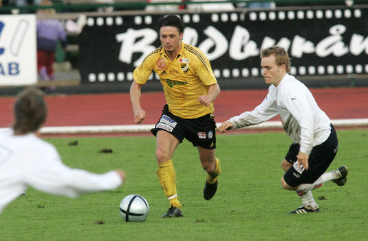 Daniel De Stefano, IFK Hässleholm, jagas av Fredrik