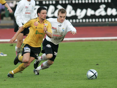 Daniel De Stefano, IFK Hässleholm, jagas av Fredrik