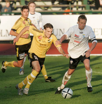 Stefan Noresson försöker stoppa Robert Drwiega