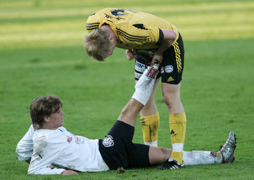 Fair play, Niclas Fisher hjälper Emil Nilsson, som fått
