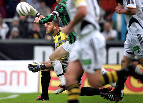 Daniel Örlund, målvakt AIK kastar ut bollen