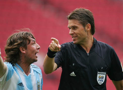 Gabriel Heinze, Argentina i diskussion med domare; Roberto
