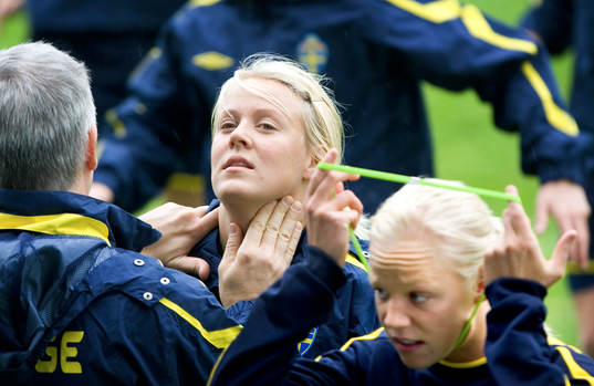 Peter Adolfsson, doktor, undersöker Josefine Öqvist,
