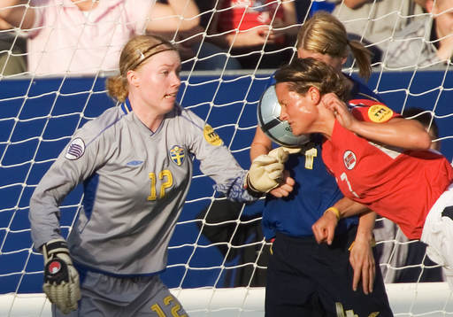Hedvig Lindahl, målvakt, Sverige räddar Trine Rœnnings
