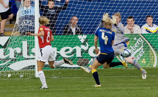 Solveig Gulbrandsen, slår in Norges segermål 3-2 bakom