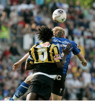 Jimmy Dixon trycker till Patrik Ingelsten i ryggen i en