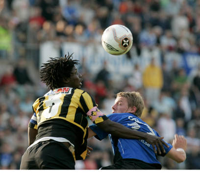 Jimmy Dixon trycker till Patrik Ingelsten i ryggen i en