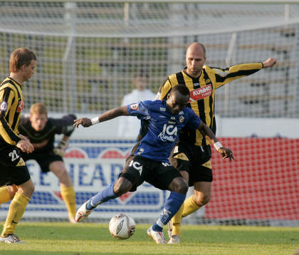 Yaw Preko täcker bollen för Ted Lucic