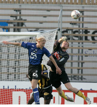 Christoffer Källqvist boxar bort framför Per Johansson