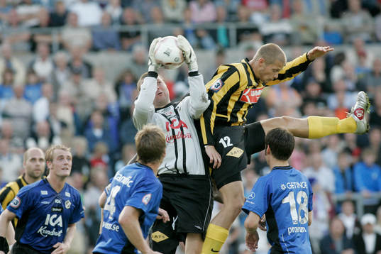 Conny Johansson, målvakt, Halmstad, fångar bollen
