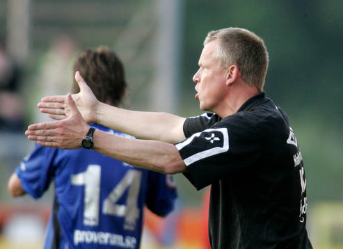 Jan Andersson, tränare, Halmstad, dirigerar sina mannar.