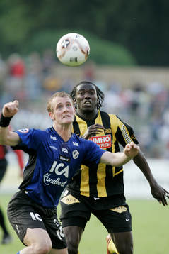 Emil Jensen mot Dioh Williams. Blicken på bollen