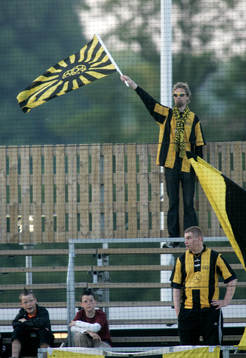 Häcken-supporter med flagga