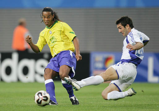 Ronaldinho (BRA links) och Georgios Karagounis (GRE)