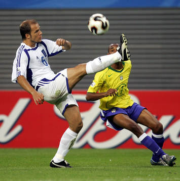 Angelos Basinas (GRE) och Robinho (BRA)