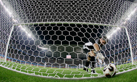 Juninho, Brasilien (Mål) Antonios Nikopolidis, Grekland