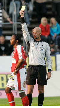 Stefan Johannesson, domare. Gult kort, varning